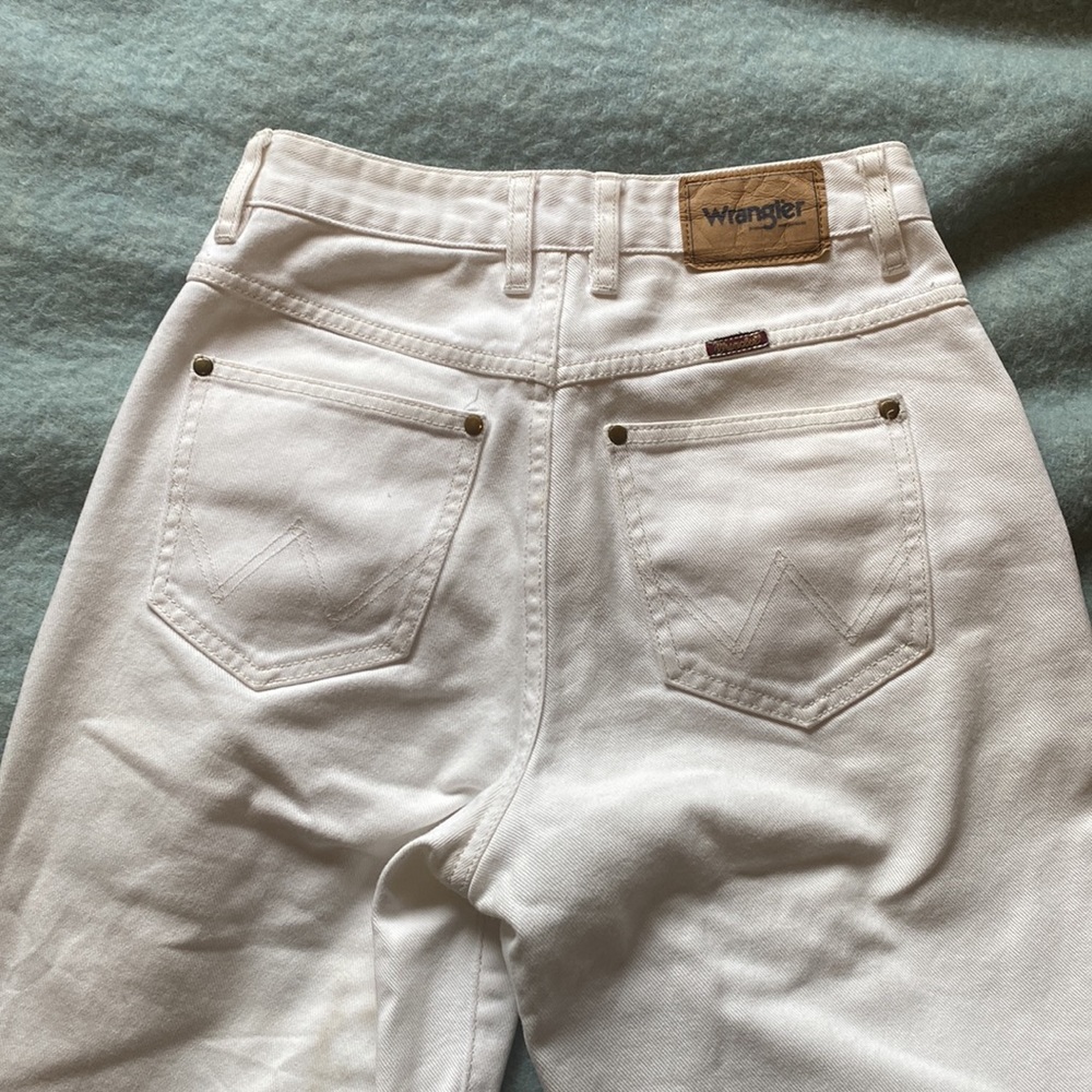 White straight leg cropped wrangler jeans